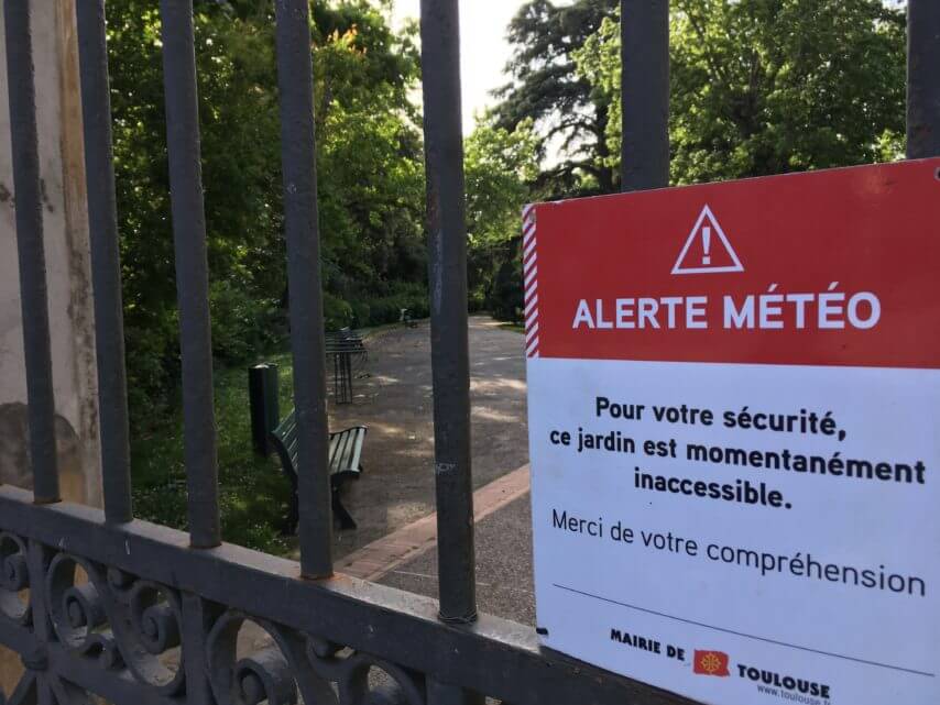 public parks and gardens are closed due to a weather alert, in Toulouse