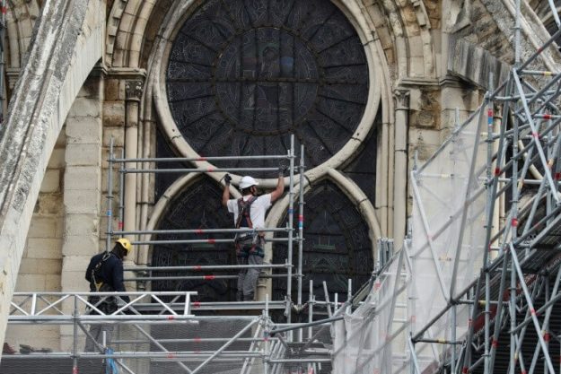 The bas-relief of the Notre-Dame de Paris cathedral begins on April 23, 2019.