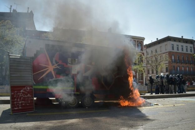 Construction machine burned on April 13, 2019 in Toulouse at the gathering of "yellow vests". 