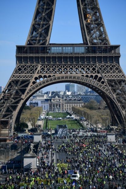 Gathering "yellow vests" near the Eiffel Tower for their twentieth consecutive Saturday event, March 30, 2019 in Paris. 