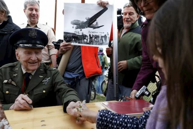 Former US Air Force pilot Gail Halvorsen receives flowers from a young girl at a commemoration of the 70th anniversary of the Berlin Airlift on May 11, 2019 in Berlin.