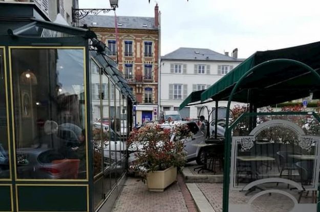 Val d'Oise: In Pontoise, Car Ends on the Terrace of a Restaurant 1