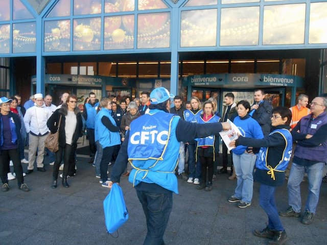 In Brittany, near Saint-Malo, two employees sacked for refusing to work Sundays