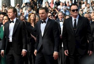 (From L to R) American actors Brad Pitt and Leonardo DiCaprio set foot in Cannes on May 21, 2019 alongside American director Quentin Tarantino.