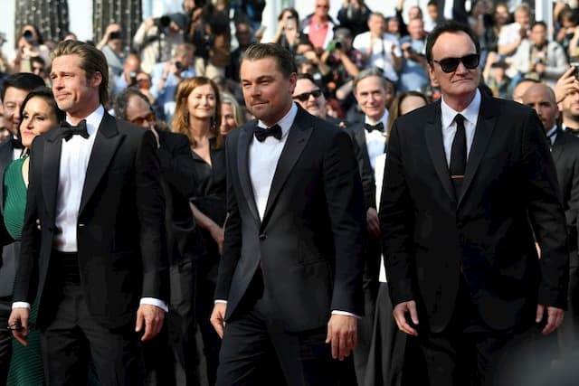(From L to R) American actors Brad Pitt and Leonardo DiCaprio set foot in Cannes on May 21, 2019 alongside American director Quentin Tarantino.