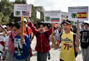 Schoolchildren demonstrate to challenge governments on global warming in Athens on May 17, 2019.