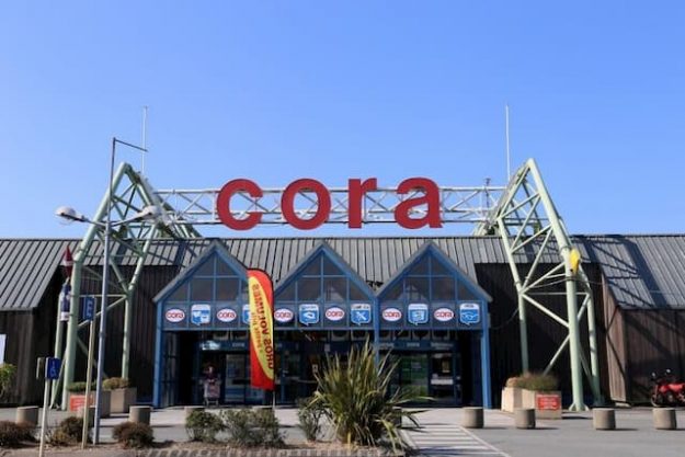 Since March 2018, the management of the Cora hypermarket in Saint-Jouan-des-Guérêts, near Saint-Malo, has decided to open the store on Sunday morning. 