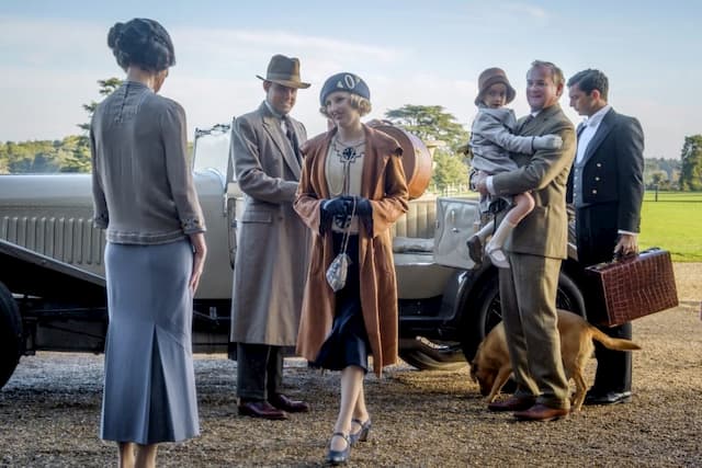The Crawley family of Donwnton Abbey arrives at the cinema on September 25, 2019. (© FOCUS FEATURES LLC - Allociné)