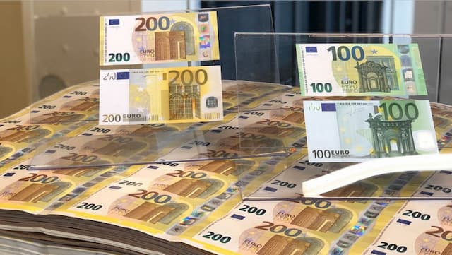 Here are the new 100 euros and 200 euros banknotes in circulation