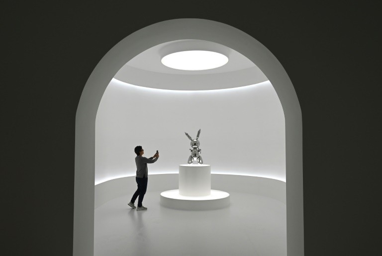 A Rabbit by Jeff Koons Sold for $ 91.1 Million, Record for a Living ...