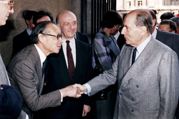 President François Mitterrand (d) and the architect of the Louvre pyramid, Ieoh Ming Pei, on March 29, 1989 in Paris, when it opened to the public. 