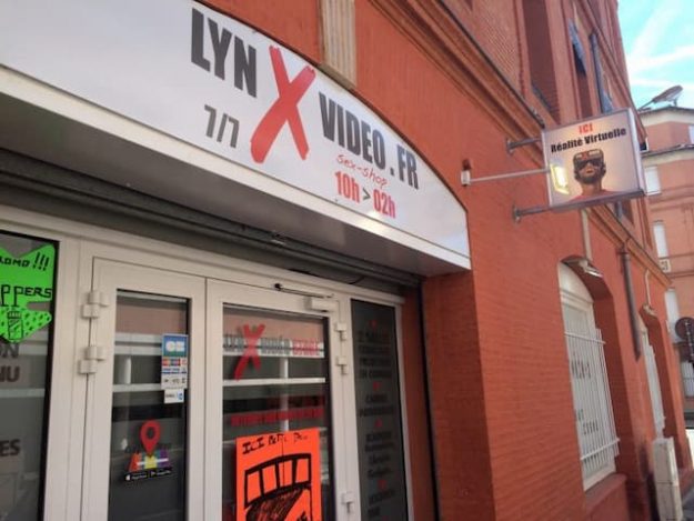 The sex shop in Toulouse that sells porn movies in virtual reality is located near Bayard Street.