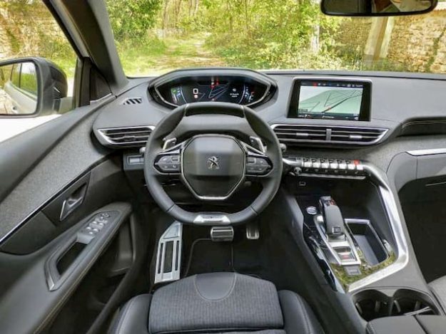 The Peugeot 3008 is appreciated for its famous e-cockpit, standard, with its configurable digital instrumentation