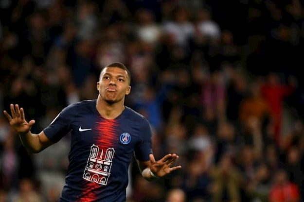 PSG striker Kylian Mbappé with the flocked jersey of the image of Notre-Dame at the reception of Monaco at the Parc des Princes on April 21st