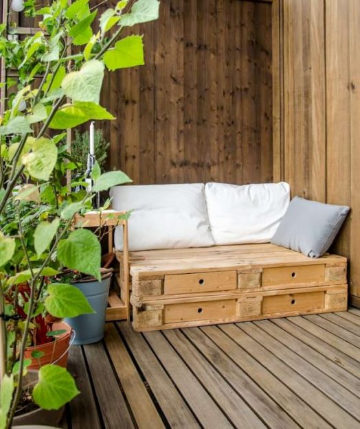 Woods and green climbing plants: the winning duo of small spaces .