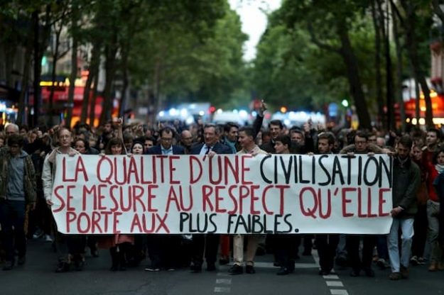 Demonstration before the Ministry of Health in Paris against the cessation of the care lavished on Vincent Lambert on May 20, 2019