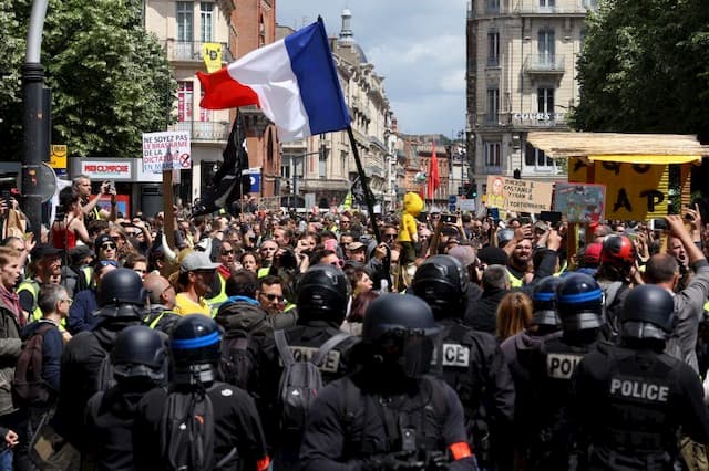 Protesters face the police during the act 26 yellow vests, in the streets of Toulouse, Saturday, May 11, 2019