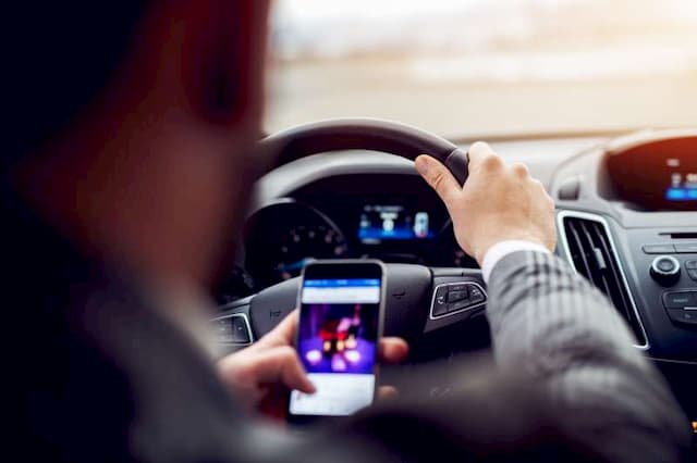 With 800 offenses a day, the use of the phone while driving is always more dangerous
