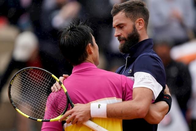 Accolade between Benoît Paire and the Japanese Kei Nishikori, winner of their duel at Roland-Garros, June 3, 2019.