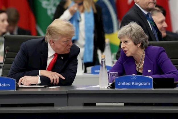 US President Donald Trump (L) and British Prime Minister Theresa May (d) at the G20 summit on November 30, 2018 in Buenos Aires, Argentina. 