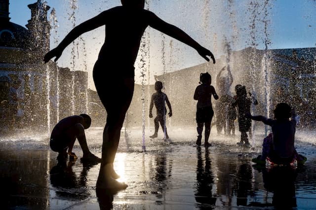 Meteo France places 4 departments on red alert for heat wave