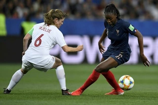 The French Kadidiatou Diani (d) against the Norwegian Maren Mjelde in match of the Womens World Cup, on June 12, 2019 in Nice.