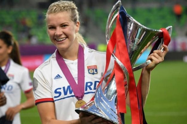 The Norwegian striker from Lyon, Ada Hegerberg, trophy of the Champions League in hand, after the victory over Barcelona in the final, in Budapest, May 18, 2019. 