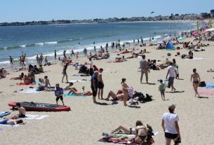 This Friday afternoon, towels and swimsuits were out on the beach of La Baule