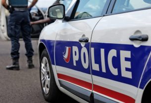 In Paris, police attacked by a knife