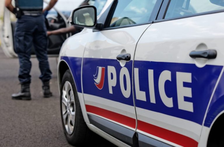 In Paris, police attacked by a knife