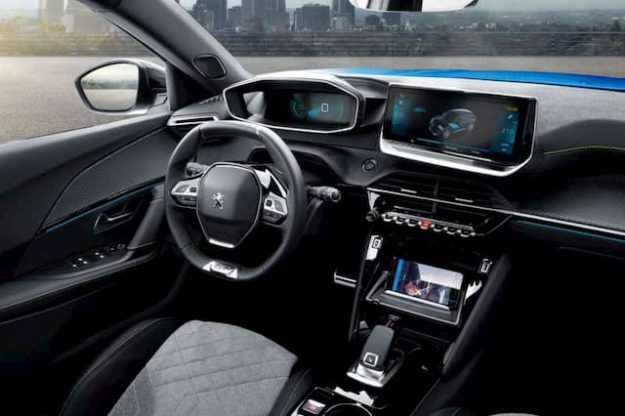 The Peugeot i-Cockpit of the new 2008 offers flawless ergonomics with a compact steering wheel, a large HD touch screen at your fingertips and look, and now an innovative 3D head-up handset.