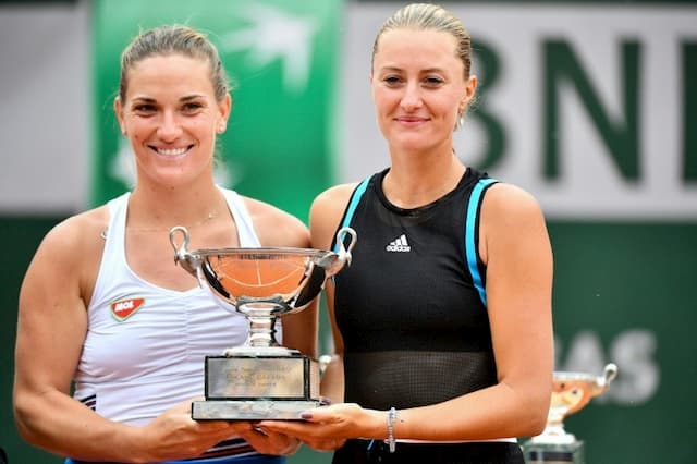 France's Kristina Mladenovic (d) and Hungary's Timea Babos win the doubles title in the Roland-Garros final on June 9, 2019.