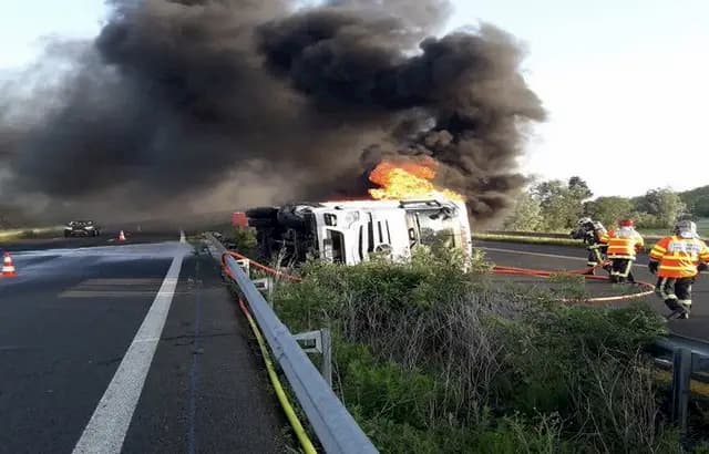 A truck overturns and catches fire on the A61 motorway south of Toulouse