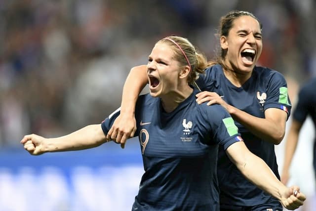 Eugénie Le Sommer has scored 2 e French penalty spot and welcomed by Amel Majri during the Womens World Cup match against Norway, June 12, 2019 in Nice.