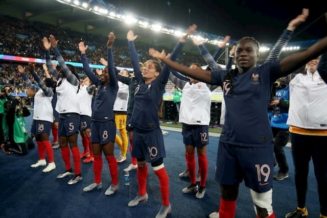 The players of the France team salute their audience after their victory over the South Koreans at the opening of the World Cup, at the Parc des Princes, on June 7, 2019.
