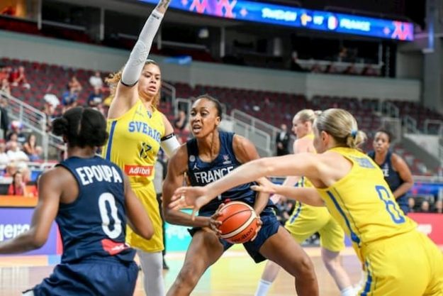 France's Sandrine Gruda (c) and Sweden's Amanda Zahui (g) in the 71-65 French victory at the Euro in Riga on June 30, 2019. 