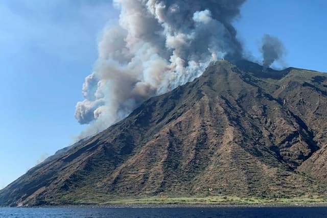 Italy: impressive eruption of Stromboli volcano