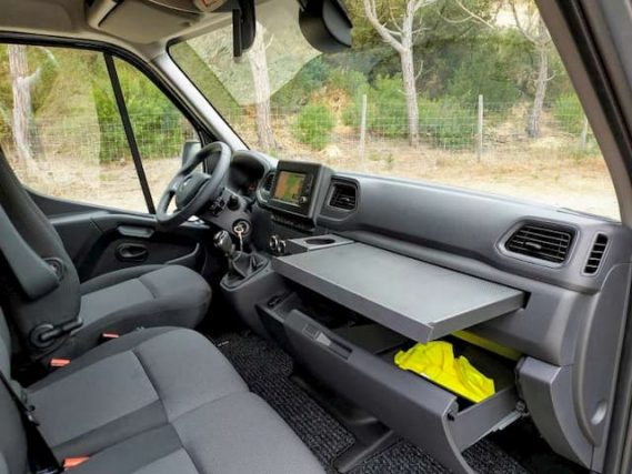 In the interior of the Renault Master, a new tablet located above the glove box deploys with a simple touch of your finger. 