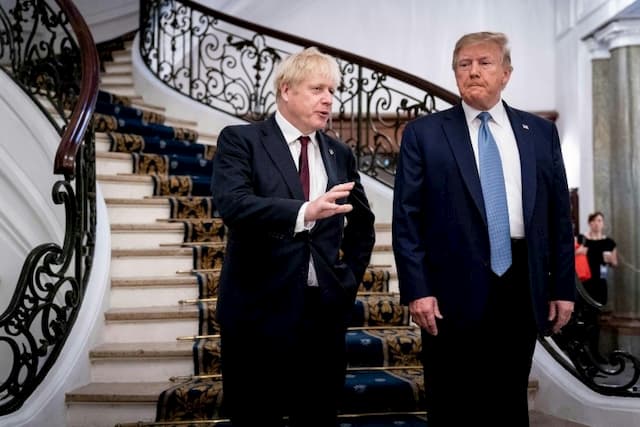 US President Donald Trump and British Prime Minister Boris Johnson (left) before a working lunch at the G7 summit on August 25, 2019 in Biarritz.
