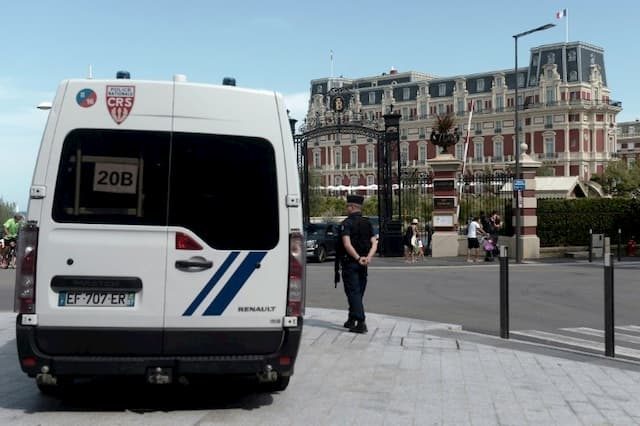 A CRS stands guard in front of the Hotel du Palais in Biarritz, in the south-west of France, where G7 foreign delegations will be hosted on August 21, 2019.