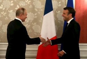 Emmanuel Macron receives Vladimir Putin before the G7 summit