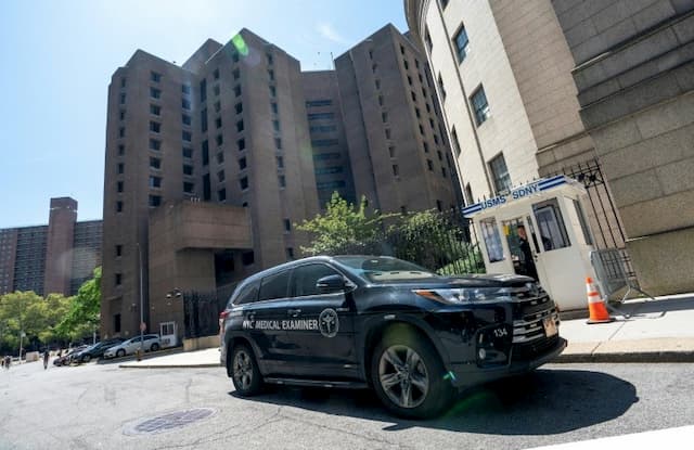 A medical examiner's car parked in front of the New York Prison where Jeffrey Epstein was detained on August 10, 2019.
