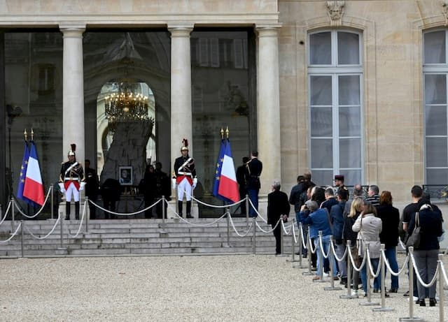 Some people are waiting for September 27, 2019 before the Elysee to sign the register of condolences made available to the public after the death of Jacques Chirac.