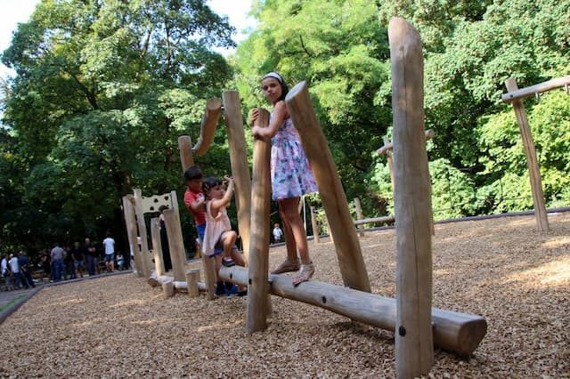 A large playground for over six years has been built, near the existing, in the Biez Park in Mondeville. 