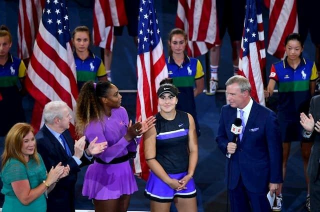 Bianca Andreescu (c) is interviewed after her victory at the US Open alongside Serena Williams (L) on September 7, 2019 in New York. 