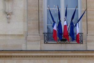 The flags of the Elysée Palace at half mast in tribute to Jacques Chirac, for whom a day of national mourning was decreed. It will be Monday, September 30, with a ceremony in Paris.