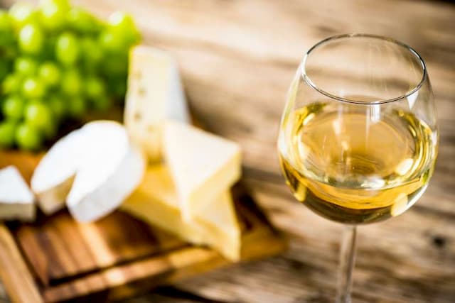 In most cases, the cheese-white wine association offers a successful agreement. 