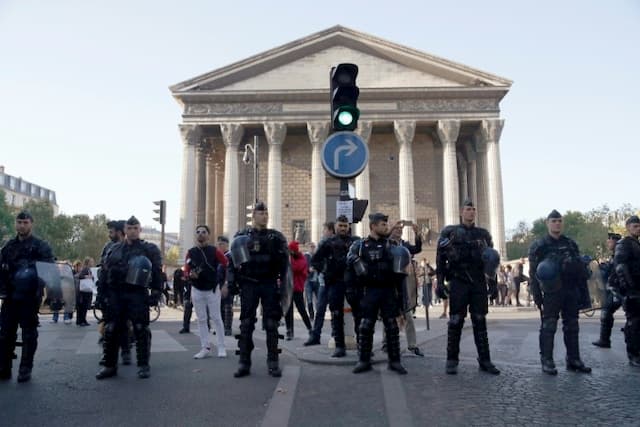 Several hundred yellow vests in Paris with 65 arrests