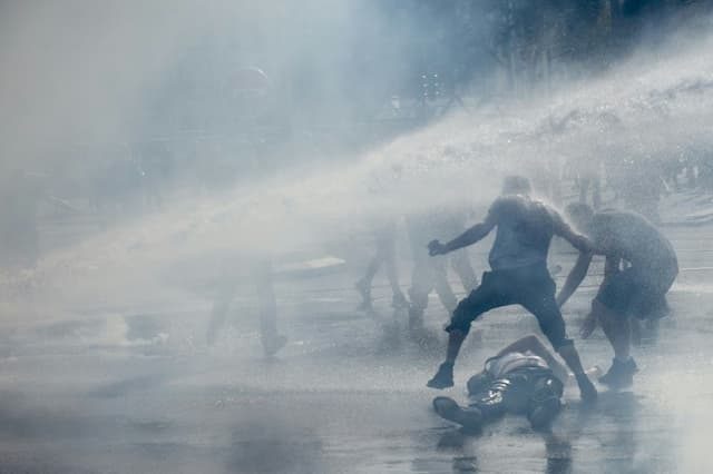 Police Water canons used against yellow vests in Nantes