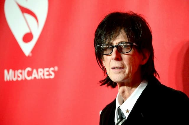 Ric Ocasek, singer of the band The Cars, pioneers of the new wave, was found dead Sunday at the age of 75.